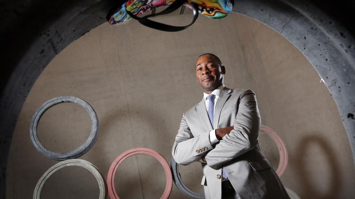 Franklin Sirmans, director de Pérez Art Museum Miami, junto a la obra ‘Leisure Pit’, de Nicolás Lobo.