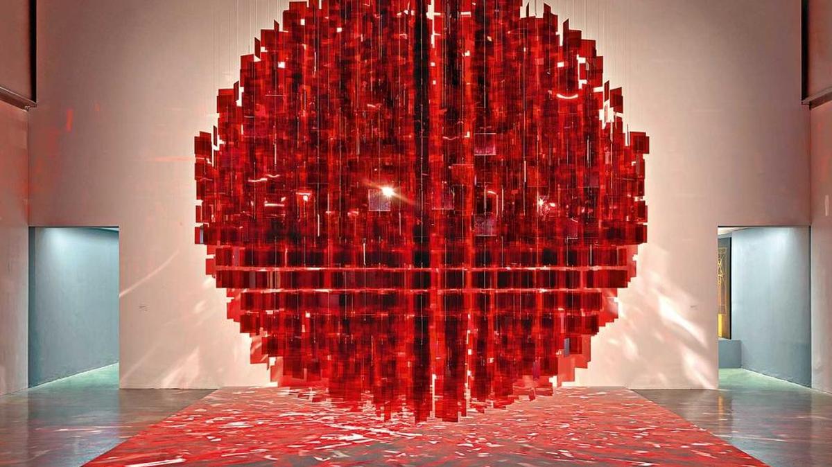 ‘Sphère rouge (Red Sphere)’, 2001, plexiglás y nylon.