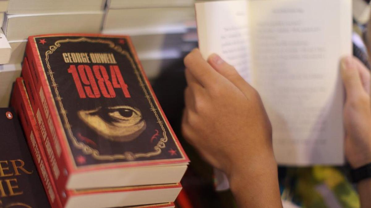 Foto del 15 de julio de 2015 muestra a alguien leyendo un libro de ‘1984’ del escritor británico George Orwell en la feria anual del libro de Hong Kong.