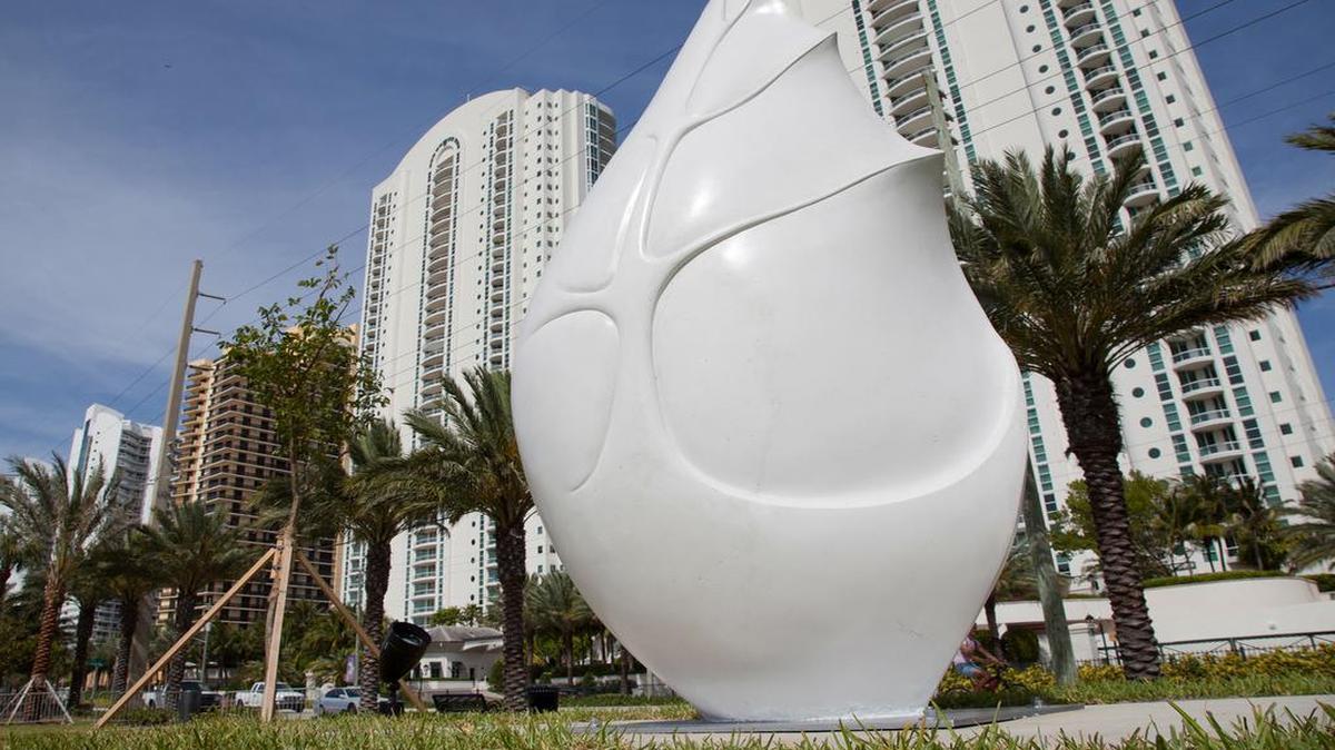 ‘Converge’, realizada en O. Haligon Fine Art, 2013, de Valeria Yamamoto. Cemento sintético, fiberglas y acero, 8 x 4.5 x 3 pies. Localizada en el Intracoastal Park, ciudad de Sunny Isles Beach, Florida.