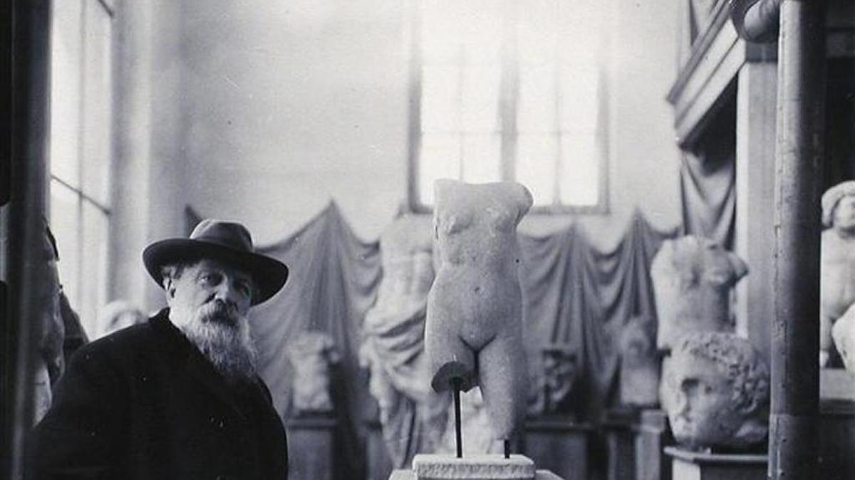 Fotografía facilitada por el Museo Rodin del propio artista, Auguste Rodin, tomada por el fotógrafo Albert Harlingue en 1910 bajo el título ‘Rodin en medio de sus antigüedades’.