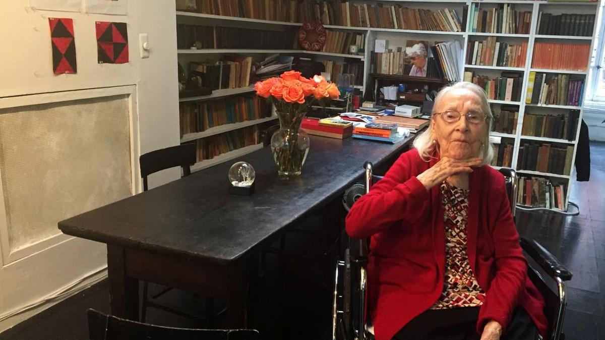 La artista cubano-americana Carmen Herrera, de 101 años de edad, posa para fotos mientras es entrevistada en su estudio el 4 de enero de 2017 en Nueva York.