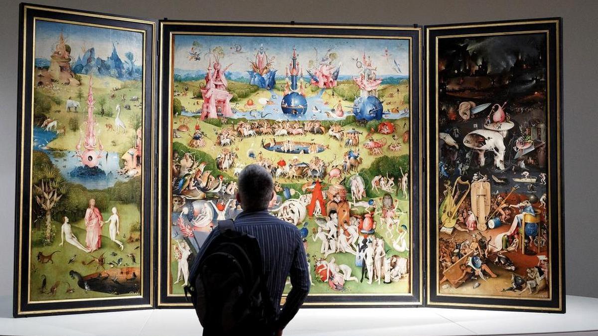 Un hombre ante en tríptico ‘El jardín de las delícias’ del pintor holandés Hieronymus Bosch, El Bosco.