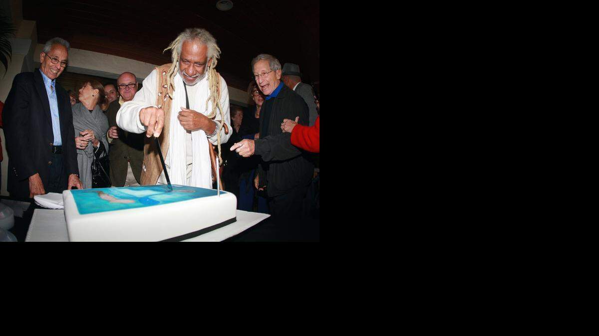 
Manuel Mendive (centro) corta la torta por sus 70 cumpleaños, rodeados de los artistas cubanos residentes en Miami el viernes, 12 de diciembre del 2014, en el Koubek Center. El cumpleaños se lo celebraron sus colegas, incluyendo, de izquierda a derecha, Eugenio R. Balari, Olga y Carlos Saladrigas y el pintor cubano Baruj Salinas (der.), durante el encuentro entre artistas cubanos residentes en Cuba y en exterior 'Rompiendo barreras’, realizadó en el Koubek Center del Miami Dade College.
