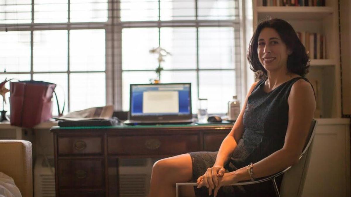 Ana Menéndez, quien fue columnista de The Miami Herald y ha escrito cuatro libros de ficción fue la pasada artista en residencia de Escribe Aquí/Write Here del Hotel Betsy. “Actualmente estoy trabajando en una novela, una colección de ensayos y un ‘chapbook’ o libro de pequeño formato. La residencia en el Betsy me dio el tiempo y el espacio necesario para reimaginar toda mi creación”.
