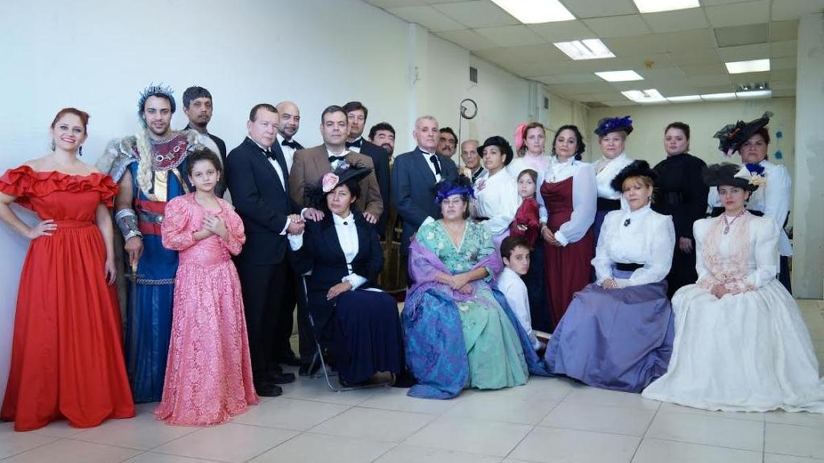 ‘Rubén Darío: vida, obra agonía y muerte’, una selección de pasajes de la vida de Darío, se lleva a escena con 29 actores en el auditorio del Miami Senior High School.