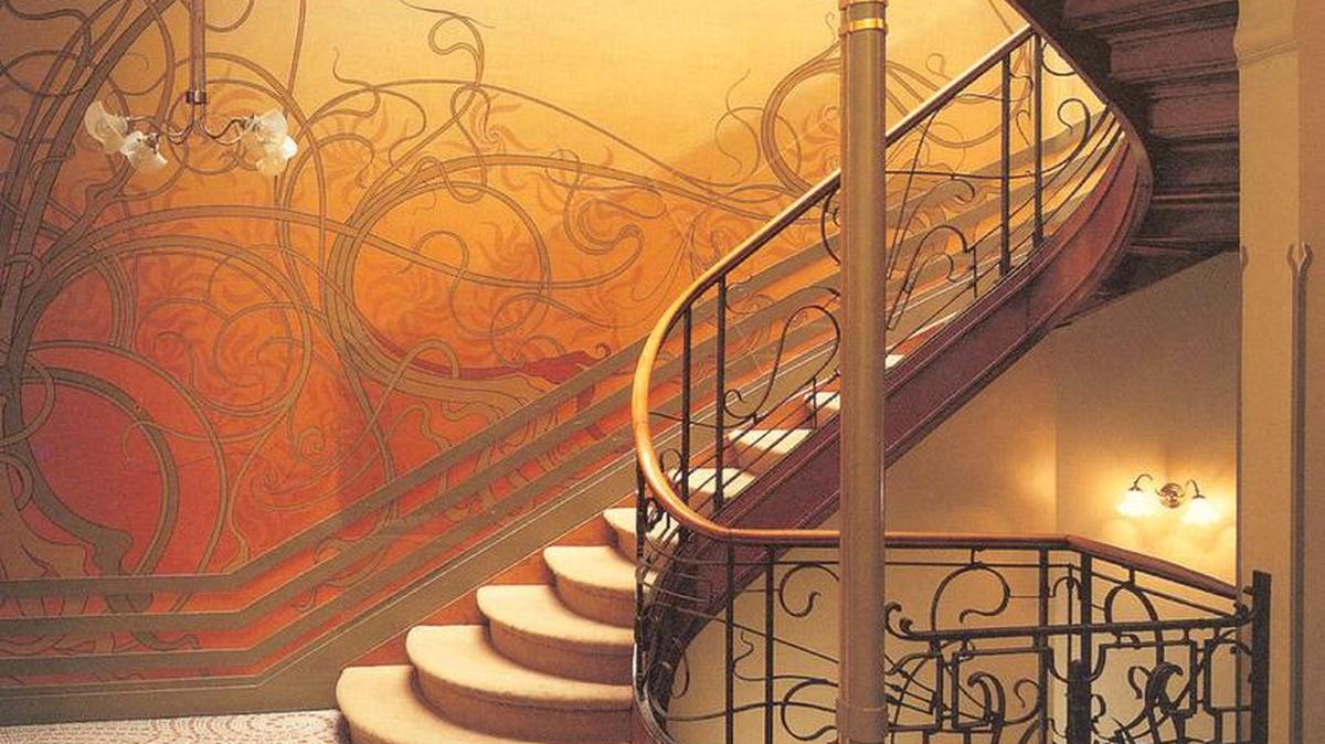 
El primer edificio art nouveau del mundo, la casa Tassel, se construyó en Bruselas en 1893, y es obra del arquitecto Victor Horta.
