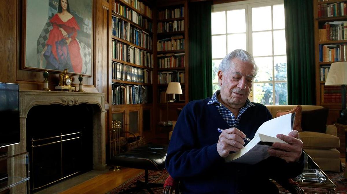 El escritor Mario Vargas Llosa, en su residencia actual, la casa que comparte en Puerta de Hierro (Madrid) con su pareja, Isabel Preysler, en la que ha hablado sobre su último libro, "Cinco esquinas" (Alfaguara).