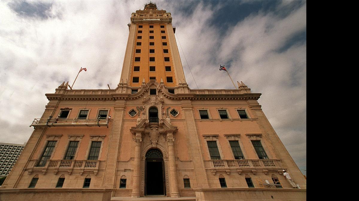 
La Torre de la Libertad donde funciona el Museo de Arte + Diseño (MOAD) del Miami Dade College,en el downtown de Miami, será la sede de la exhibición fotográfica de Sebastián Muñoz llamada“Sand, Gravel, and Stone and Structures” que abre el próximo 31 de julio.
