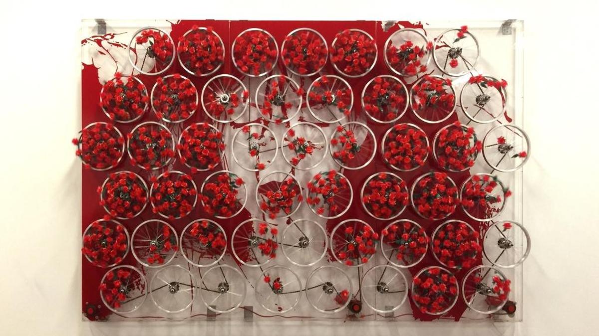 ‘Simplemente Bella’, 2013. Pieza compuesta por ruedas de bicicletas, motores electricos, metacrilato y flores plásticas.