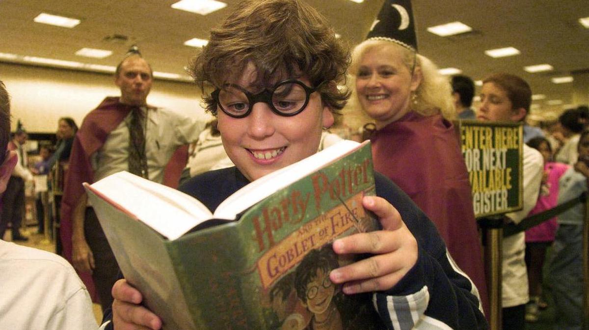 El fan de Harry Potter, Sean Brennan, de 10 años, lee los últimos momentos del libro de Harry Potter después de comprarlo el 8 de julio de 2000, en Calabasas, California.