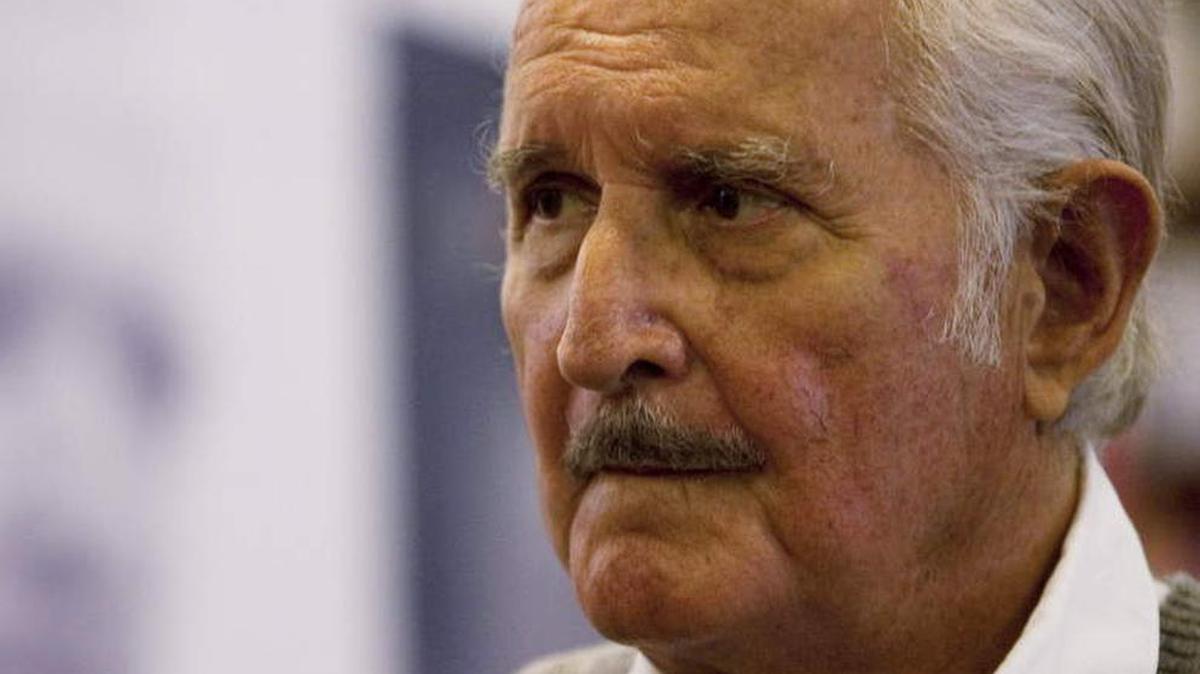 El Premio Cervantes mexicano Carlos Fuentes firma libros de su autoría, en febrero del 2012, en el Centro Cultural Gabriel García Márquez, del Fondo de Cultura Económica (FCE) en Bogotá.