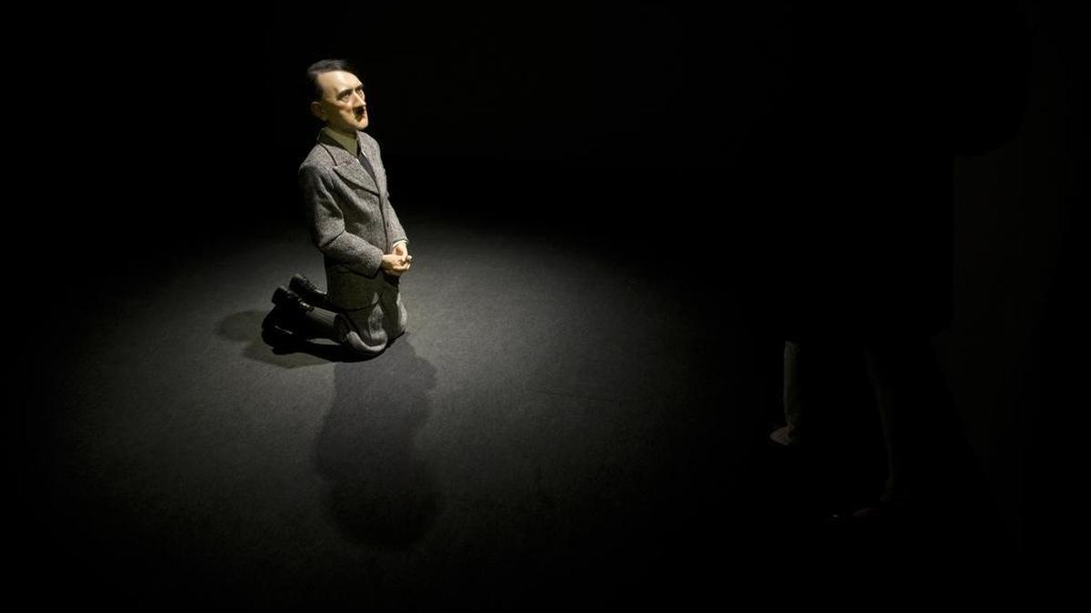 Foto de 29 de abril de 2016. La obra "Él" de Maurizio Cattelan está en exhibición durante la presentación a la prensa de "Bound to Fail" en la casa de subastas Christie en Nueva York.