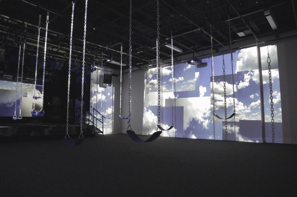 ‘Swing Space’, instalación y video de Jillian Meyer, como parte de la exhibición OF/BY/FOR, que se puede ver en el American Museum of the Cuban Diaspora in Miami hasta el 11 de marzo.