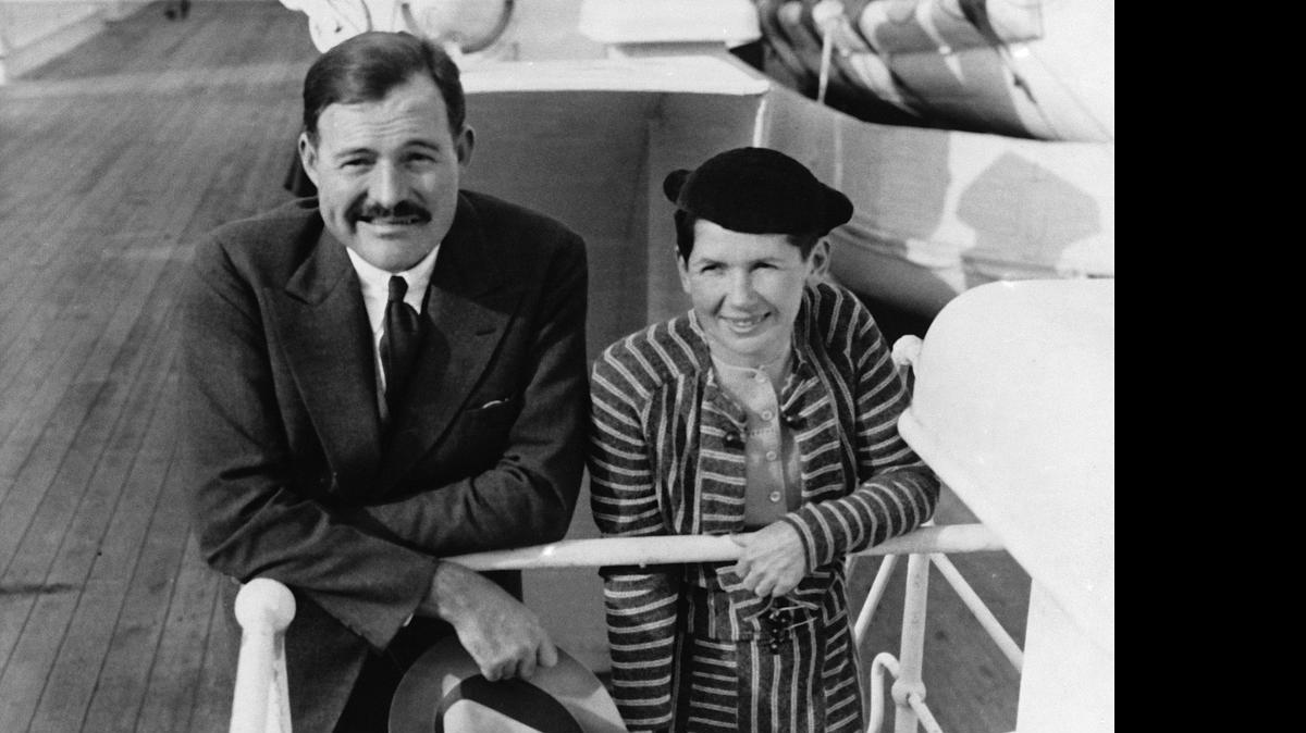 
Esta foto de archivo de abril 1934, muestra a Ernest Hemingway y a su esposa Pauline Pfeiffer llegando a Nueva York a bordo del transatlántico ‘París’, después de unas vacaciones de tres meses en el este de África. 
