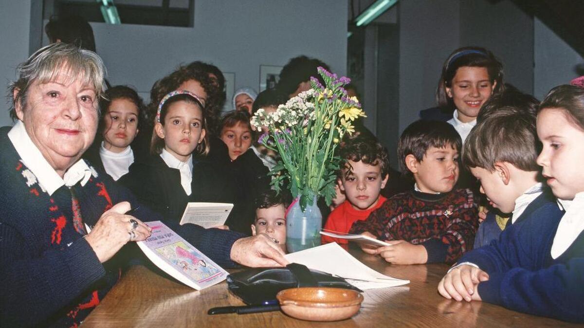 Con motivo de la conmemoración del Día Internacional del Libro, la escritora Gloria Fuertes firma ejemplares de sus libros en una conocida librería madrileña.