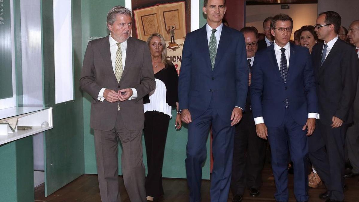 El rey Felipe VI, acompañado por el ministro de Educación, Cultura y Deporte, Íñigo Méndez de Vigo (i), y el presidente de la Xunta de Galicia, Alberto Núñez Feijóo (2-d), durante la inauguración, el 4 de julio en la Biblioteca Nacional de España (BNE), de la exposición “CJC 2016. El centenario de un Nobel. Un libro y toda la soledad”, organizada en colaboración con AC/E y la Fundación Pública Gallega Camilo José Cela.