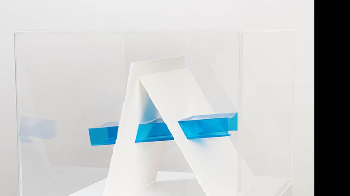 
‘KIM (Turquoise)’, 2015, papel Arches, acetato, 8 x 10 x 11 (variable) pulgadas. 
