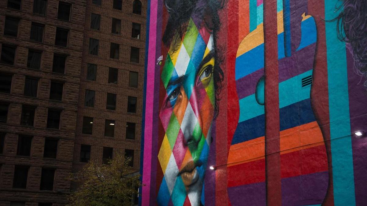 Un mural de cantautor Bob Dylan por el artista brasileño Eduardo Kobra, en downtown Minneapolis, Minnesota.