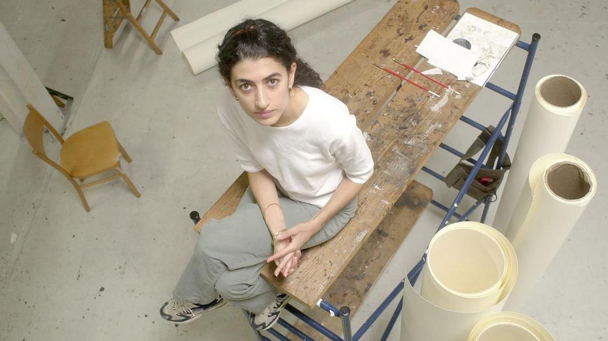 La artista Toba Khedori en su estudio de Los Ángeles, en septiembre del 2002.