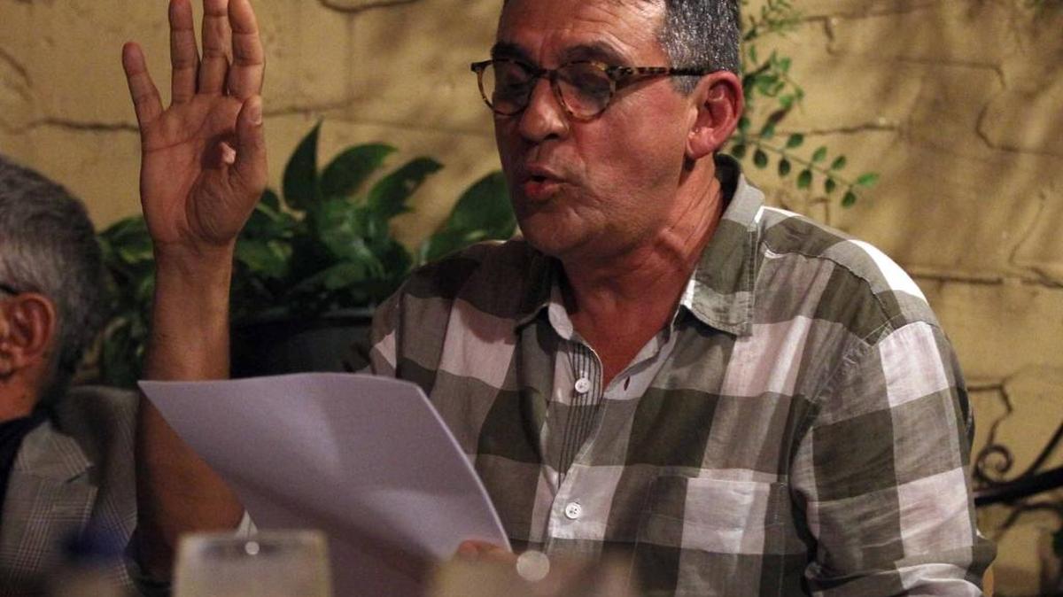 Néstor Díaz De Villegas durante una lectura de poesía.