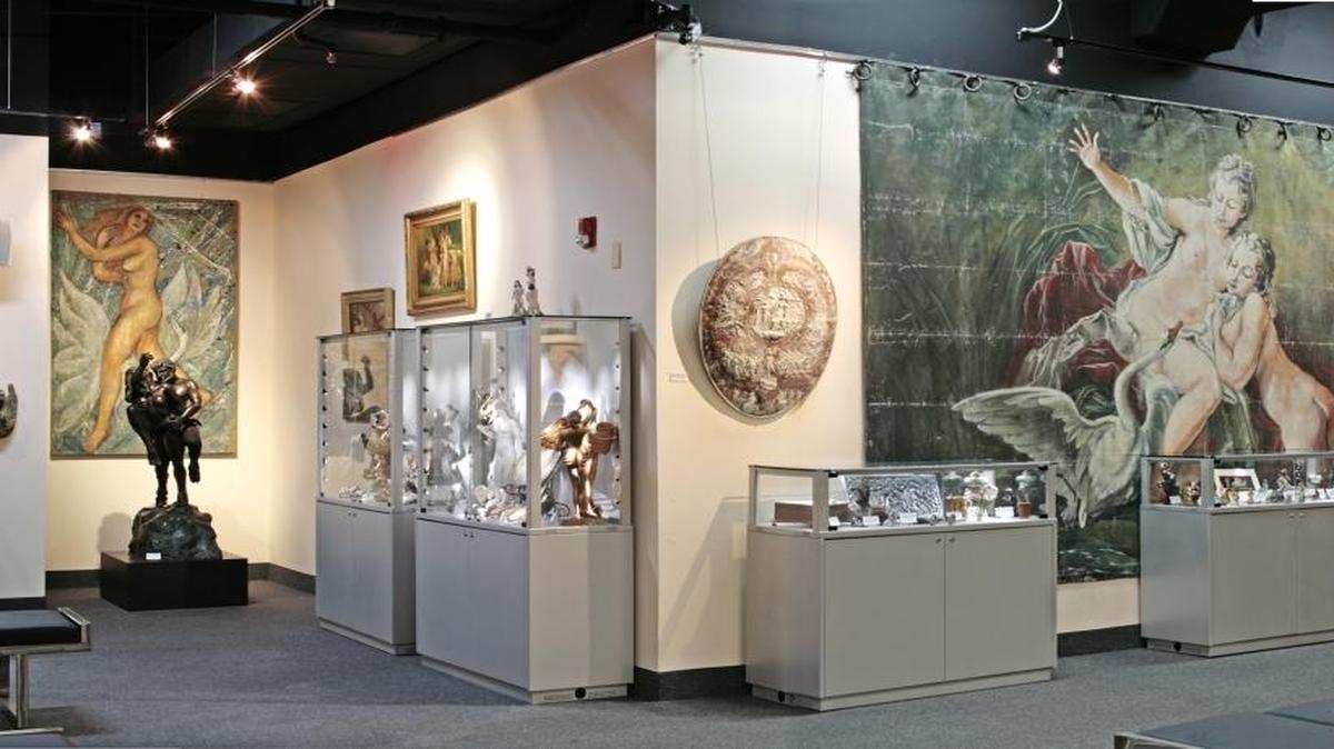 
El recinto alberga más de 4,000 objetos eróticos y obras de arte, que incluyen creaciones de artistas reconocidos como Rembrandt, Pablo Picasso, Salvador Dalí y Fernando Botero, además de piezas étnicas y documentos históricos que hablan de algo “inherente a la naturaleza humana”: la sexualidad.

