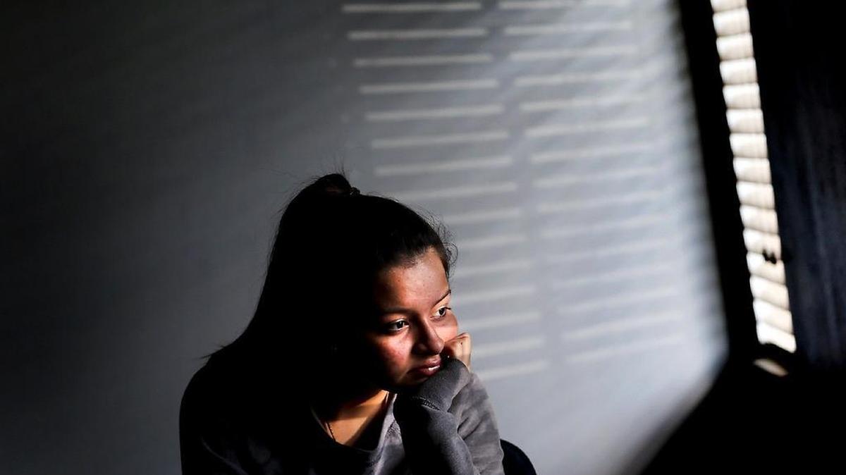 Eskarleth Yoleny Hernández en el Center for Family and Child Enrichment, Inc. en Miami Gardens, donde recibe ayuda para superar el asesinato de su madre en Honduras.