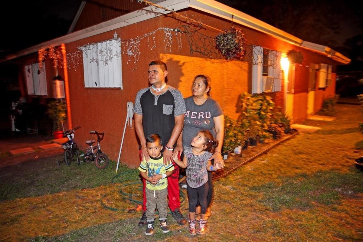 José Chávez con su esposa Marilu Berrios y sus sus pequeños gemelos, Atzel e Itzel, de 4 años. José Chávez fue víctima de un tiroteo en Homestead. Desde entonces la familia está ahogada en deudas y gastos médicos.