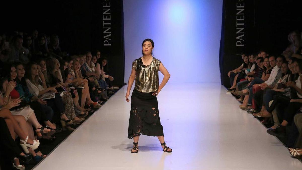 Fotografía del 9 de abril de 2016 del desfile de la modelo con síndrome de Down Karen Cano, quien desfila durante el Asunción Fashion Week.