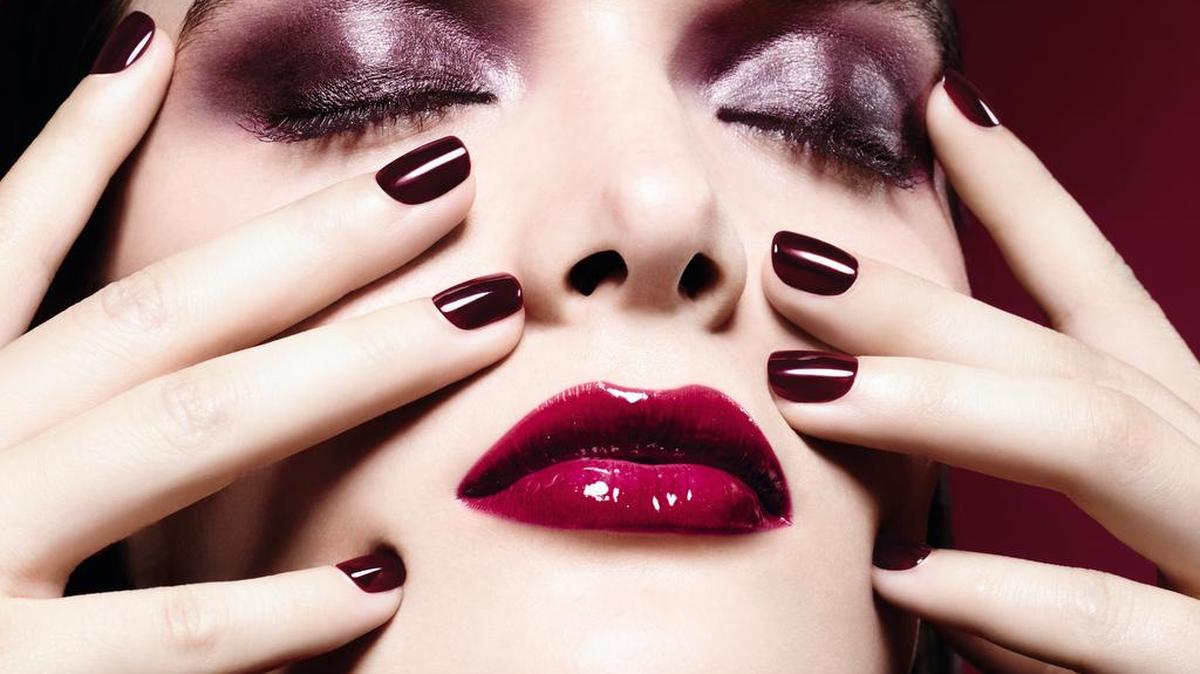 Chanel le dedica a la combinación del rojo y negro, Rouge Noir, toda su colección de maquillaje de Navidad.