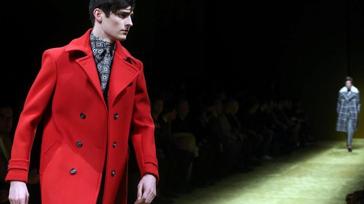 Un modelo presenta una de las creaciones del diseñador italiano Salvatore Ferragamo, este domingo 17 de enero durante la Semana de la Moda de Milán.