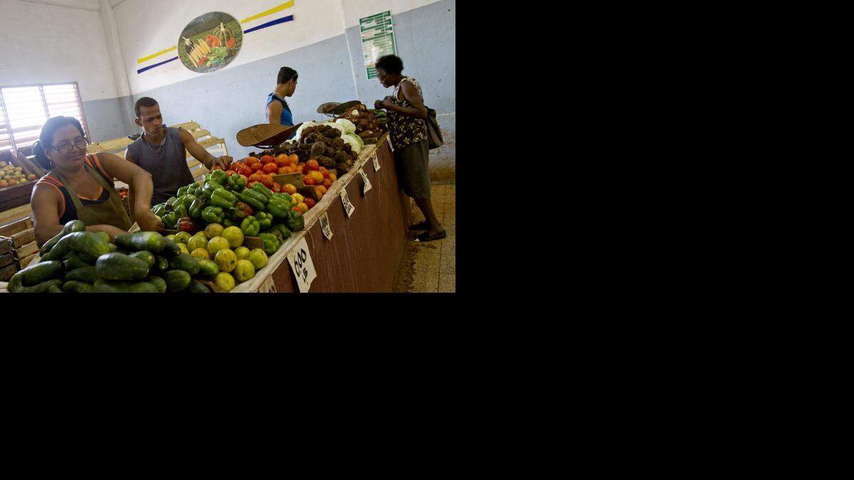 Durante el Congreso del Partido Comunista el fin de semana, el gobernante Raúl Castro reconoció que los sueldos estatales en la isla no satisfacen las necesidades de muchas familias. Foto de archivo de marzo del 2012.
