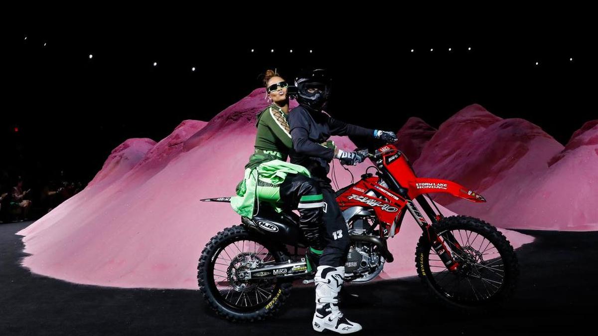 Rihanna montó la parte trasera de una moto, luego que las modelos recorrieron una pasarela hecha a semejanza de una pista de carreras en la Armería de Park Avenue.