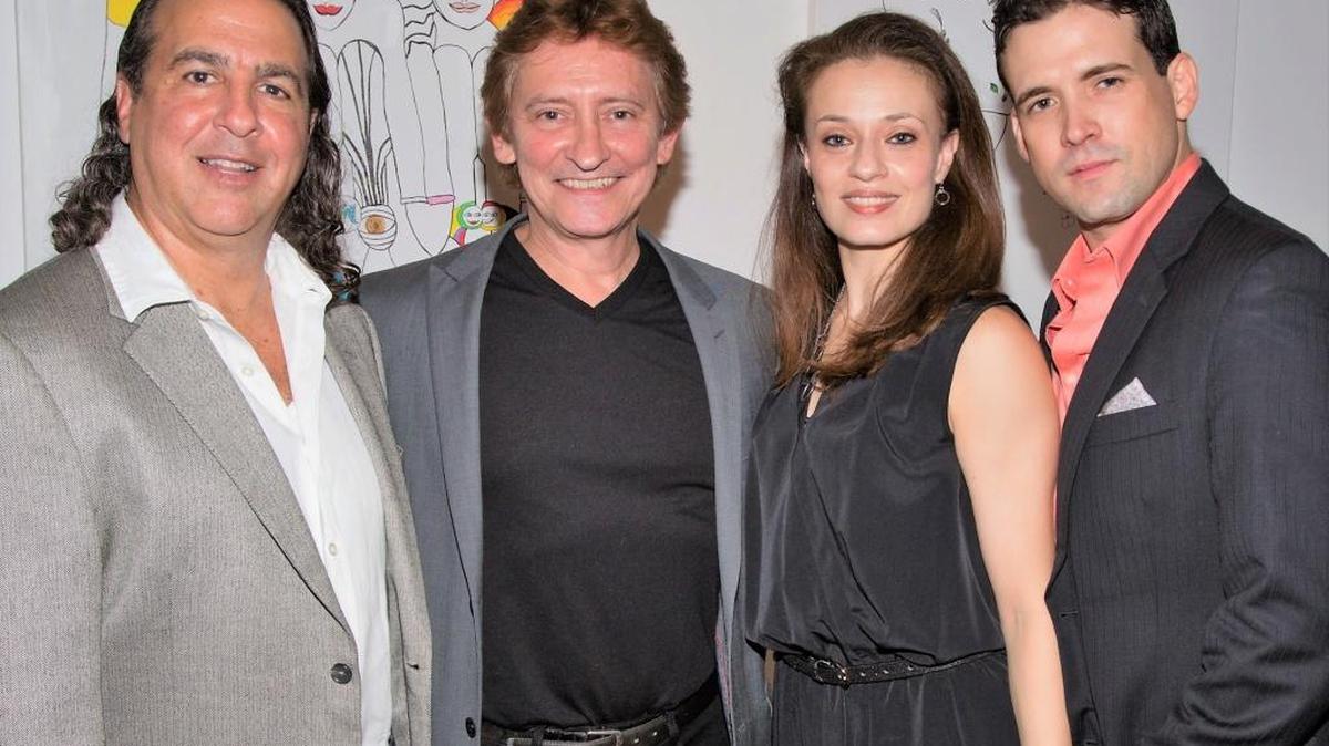 Eric Fliss, el bailarín Yanis Pikieris junto a los fundadores de Dimensions Dance Theatre, Jennifer Kronenberg y Carlos Guerra.
