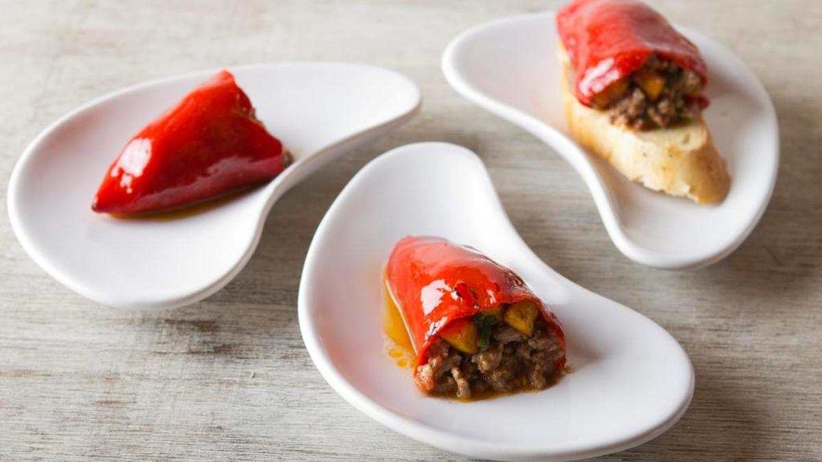 Piquillos rellenos de carne molida y plátano maduro frito.
