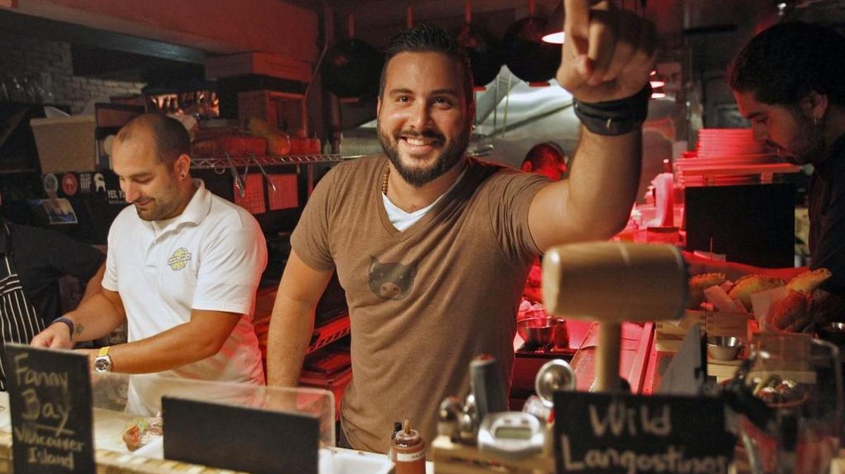Desde la izq.: Los chefs y socios Sergio Navarro y José Mendín, en Pubbelly Sushi Miami Beach.