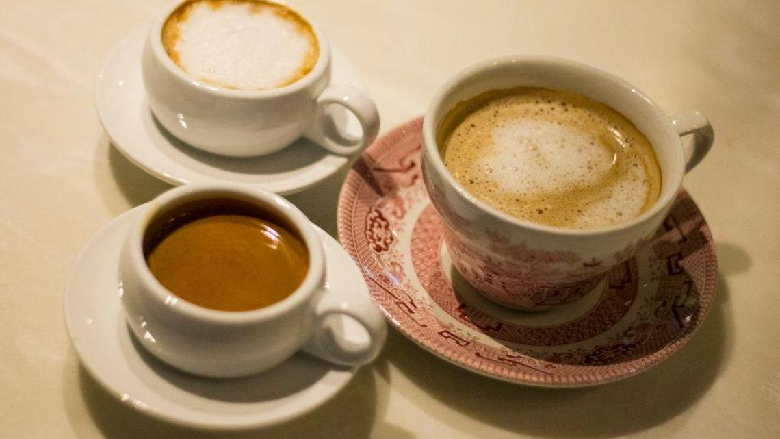 Cortadito, cafecito y café con leche, tres tipos de café cubano que se toman en Miami.