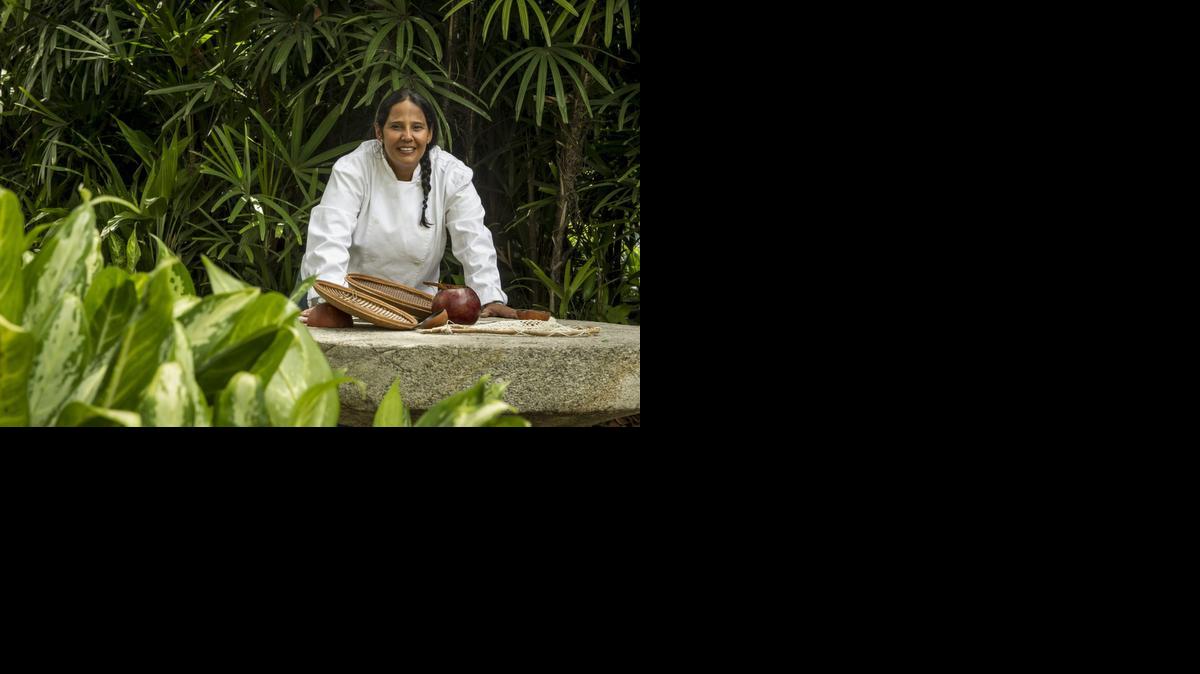 
La chef venezolana María Alexandra Ocque posa para un retrato hoy, lunes 8 de septiembre del 2014, en un parque de la ciudad de Caracas (Venezuela). La chef y licenciada en Artes venezolana María Alexandra Ocque tiene más de quince años visitando el Amazonas de su país para investigar las costumbres alimentarias de los pueblos indígenas de la zona y el resultado de ese "laboratorio" son recetas únicas en las que se mezclan dos mundos. "Es un laboratorio itinerante en el que experimento con ingredientes y técnicas indígenas combinados con lo que he aprendido de la cocina contemporánea o lo que ellos llaman 'mundo criollo'", dijo Ocque en una entrevista con Efe. A raíz de la investigación que hizo en el año 2000 para su trabajo de grado llamado "El arte alimenticio de la etnia Yekwana", la profesional caraqueña de la Universidad Central de Venezuela se enamoró de la región selvática y decidió regresar para buscar en esa región sus raíces indígenas y gastronómicas.
