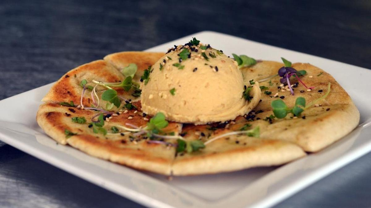 Hummus y pan pita.