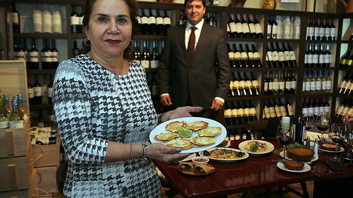 Pamela Canales, propietaria de Pamela’s y el Agregado Comercial de Chile Sacha D. Garafulic. 21 de julio del 2017.