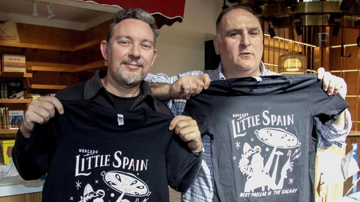 Los chefs españoles Albert Adrià (izq) y José Andrés (dcha) muestran unas camisetas con el nombre de su gran proyecto "Mercado Little Spain".
