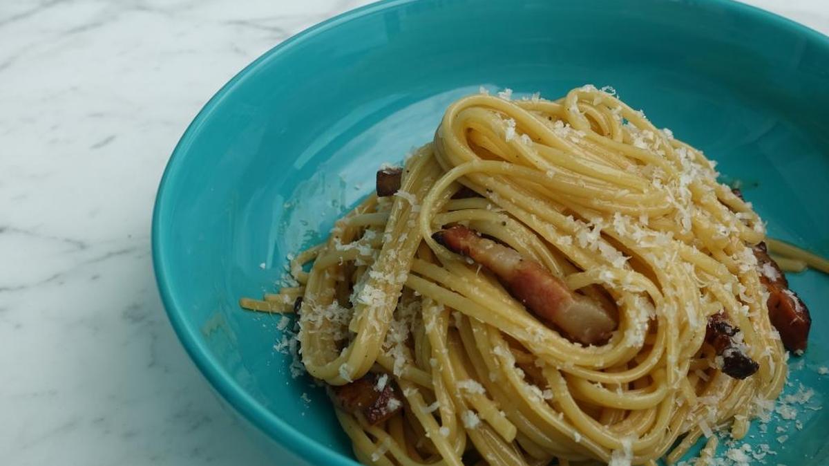 La carbonara no lleva crema ni leche ni mantequilla y el secreto del sabor, está en usar ‘guanciale’ o una buena ‘pancetta’.
