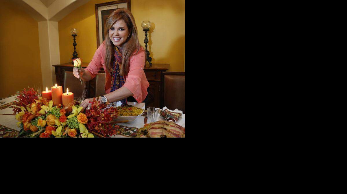 
María Celeste Arrarás da los últimos toques a su mesa.
