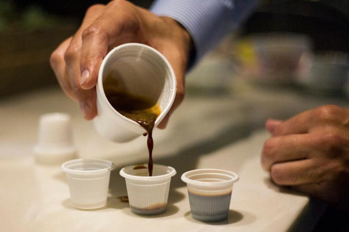 Ejemplo de una colada: un vaso de café cubano endulzado y repartido en pequeños vasitos plásticos.