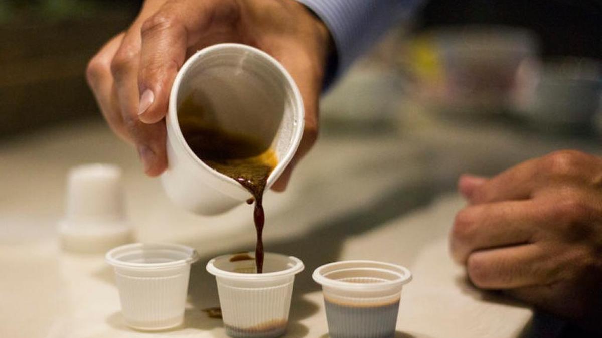 Ejemplo de una colada: un vaso de café cubano endulzado y repartido en pequeños vasitos plásticos.