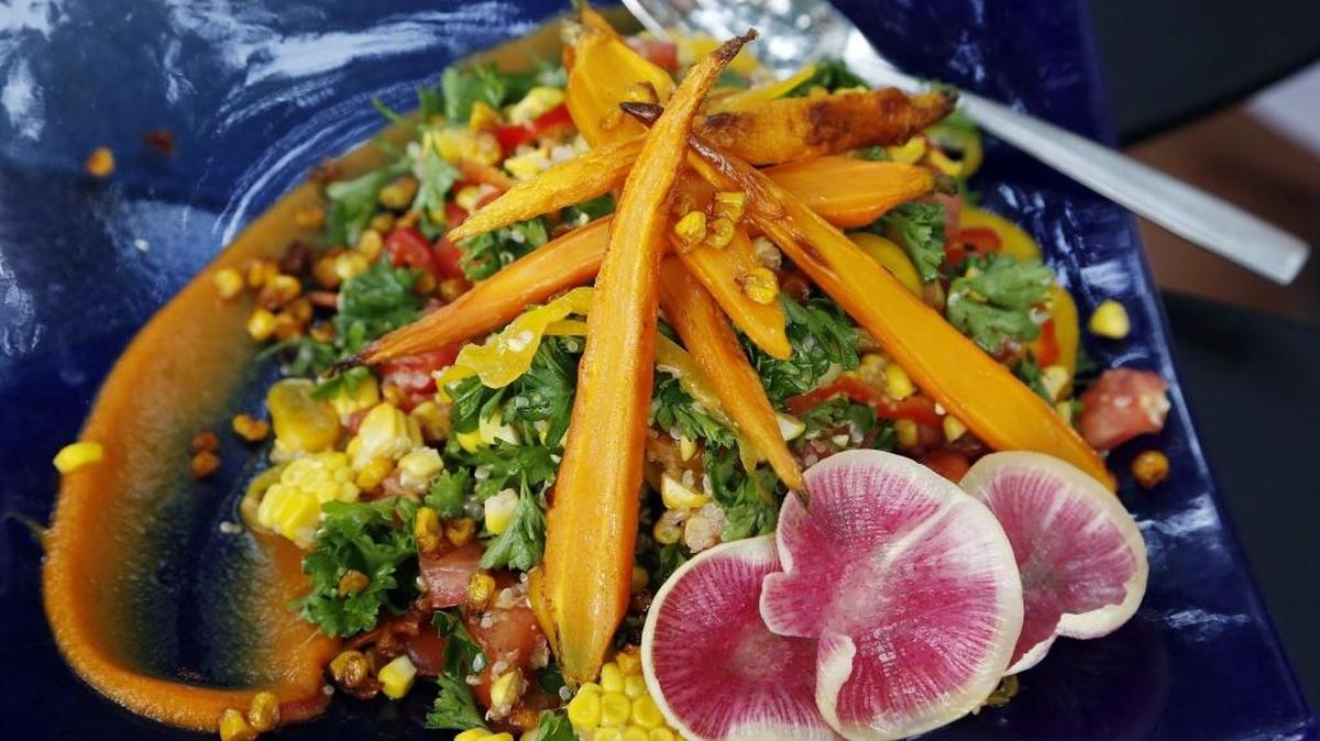 
Zanahorias asadas y chirivía con Tabbouleh y maíz fue uno de los entrantes que sirvió el chef durante la Noche de Perú. 
