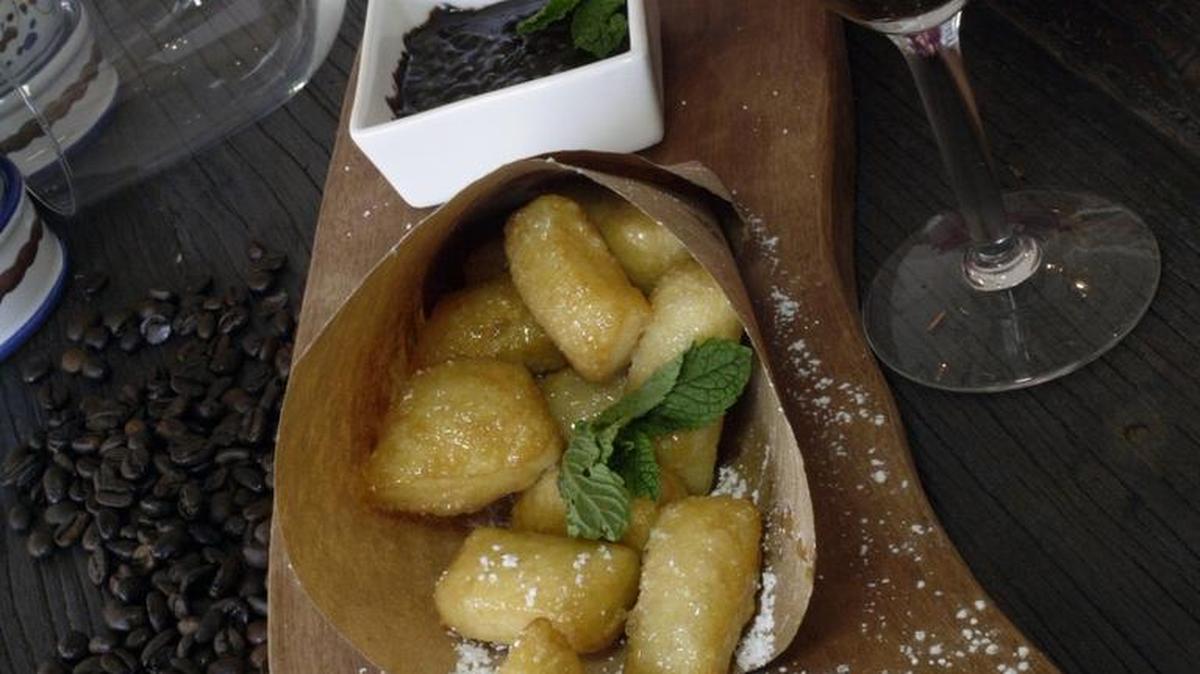 Gnocchetti fritti con miele (salsa de miel, avellanas y chocolate).