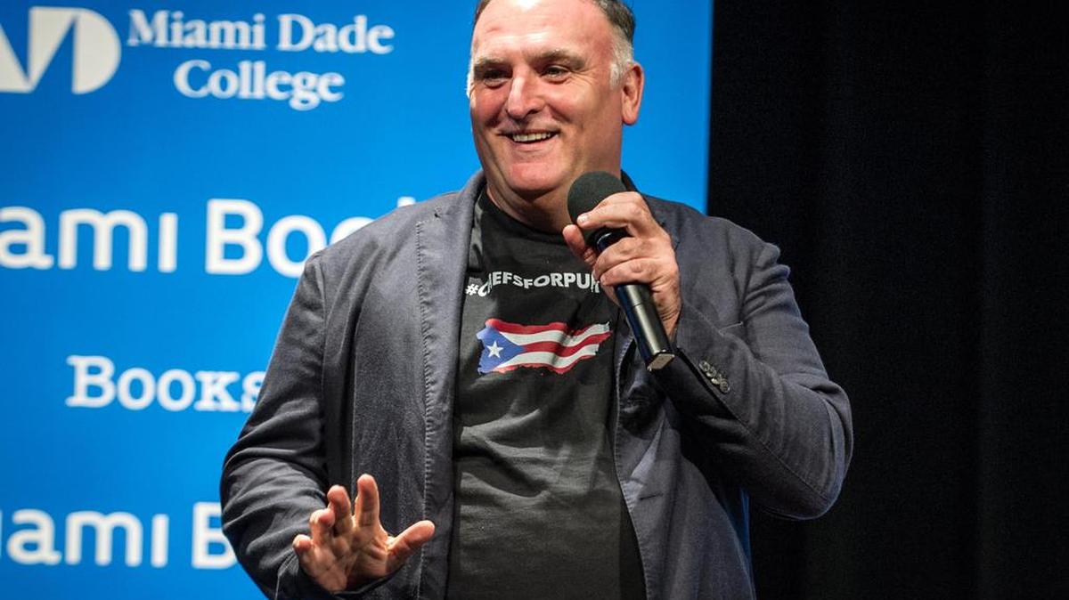 El cocinero español José Andrés habla durante la presentación de su libro “Alimentamos una isla. Una historia verdadera sobre la reconstrucción de Puerto Rico” el 24 de septiembre de 2018, en el auditorio del Miami Dade College, en el centro de la ciudad de Miami, Florida.