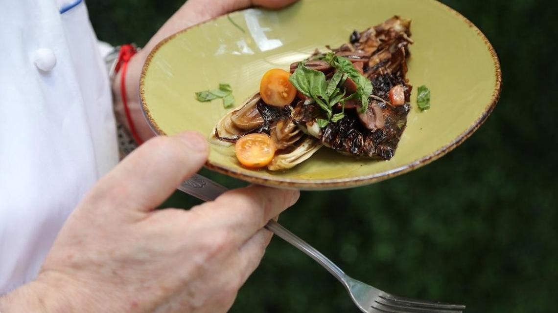 El Chef Gaetano muestra un plato de Radiccio Trevisano.