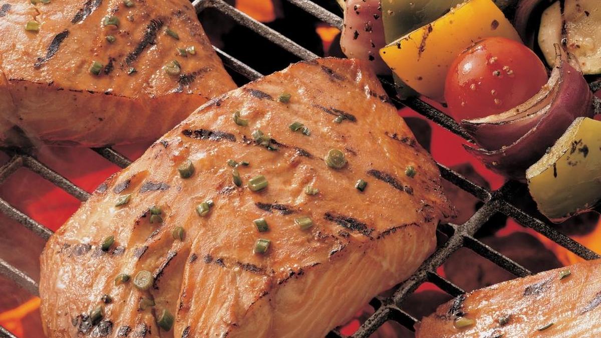 El salmón es rico en vitamina D. Cómpralo ‘wild’. Cocínalo a la plancha en 5 minutos o menos, échale aceite de oliva extra virgen, un chorrito de limón, sal y pimienta.
